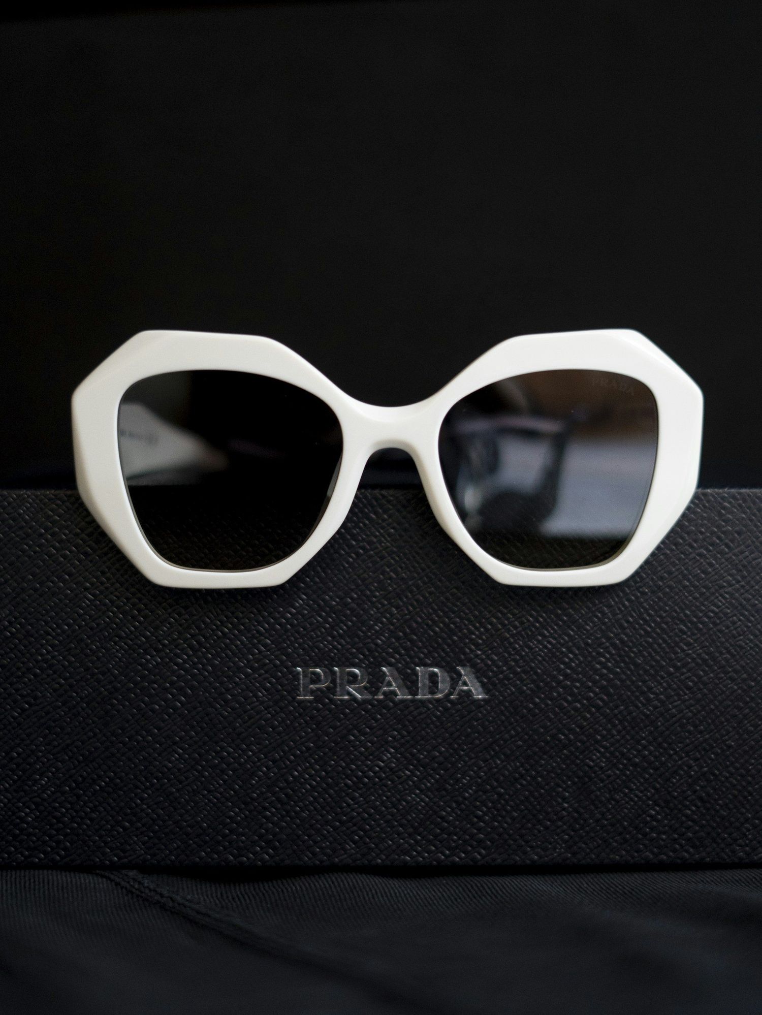 Lunettes de soleil posées sur leur écrin