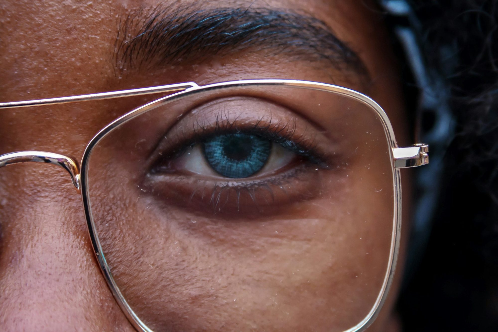 Regard à travers une monture dorée, gros plan
